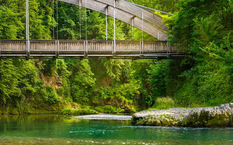 ponte di legno che attraversa il fiume serio