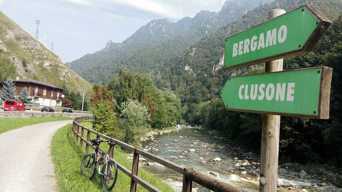 La ciclovia Bergamo–Clusone lungo il fiume Serio, con le montagne della Val Seriana