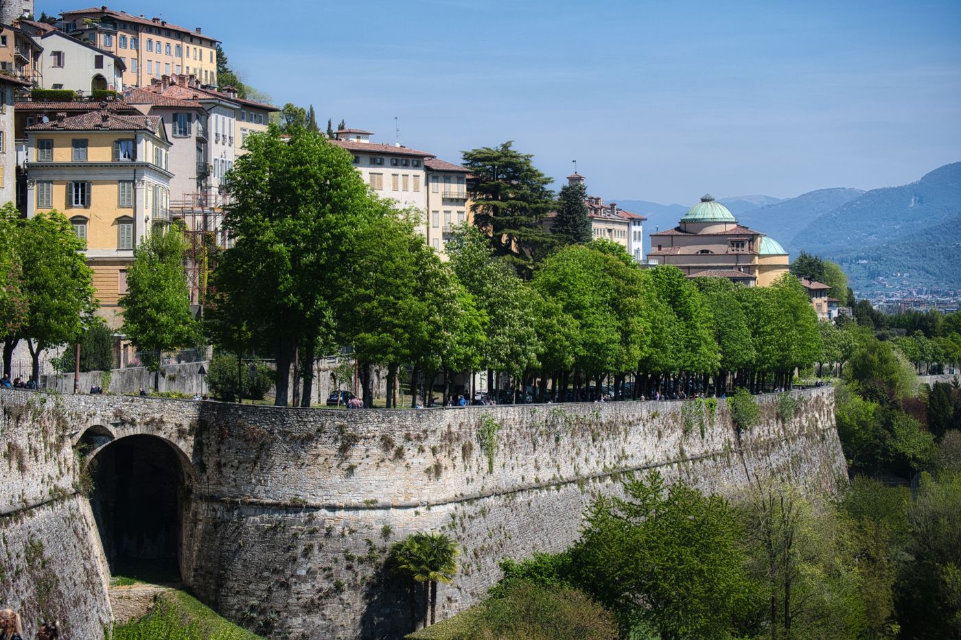 Vista lungo le Mura Venete di Bergamo in primavera