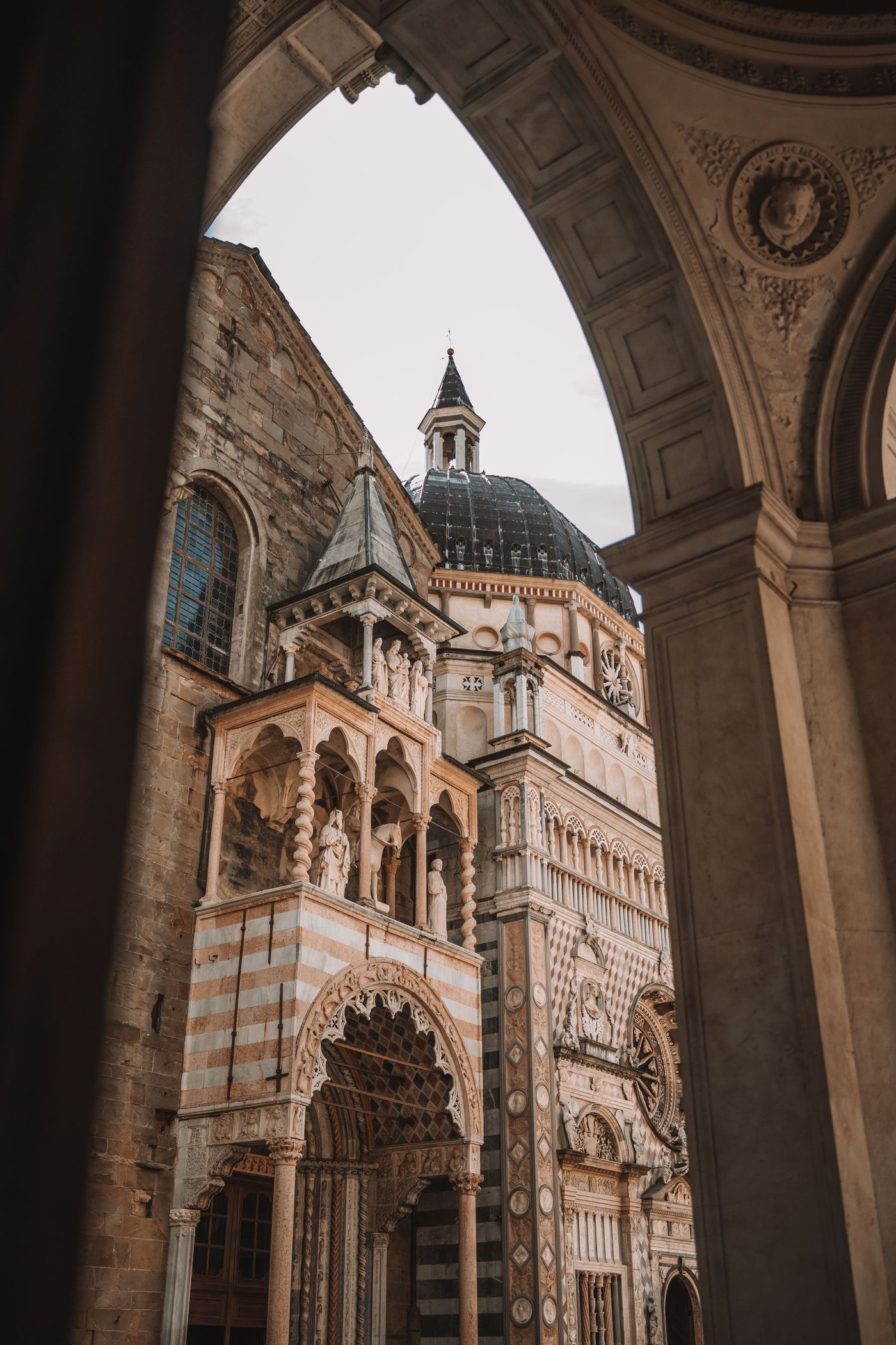 Dettaglio della Basilica di Santa Maria Maggiore e della facciata della Cappella Colleoni
