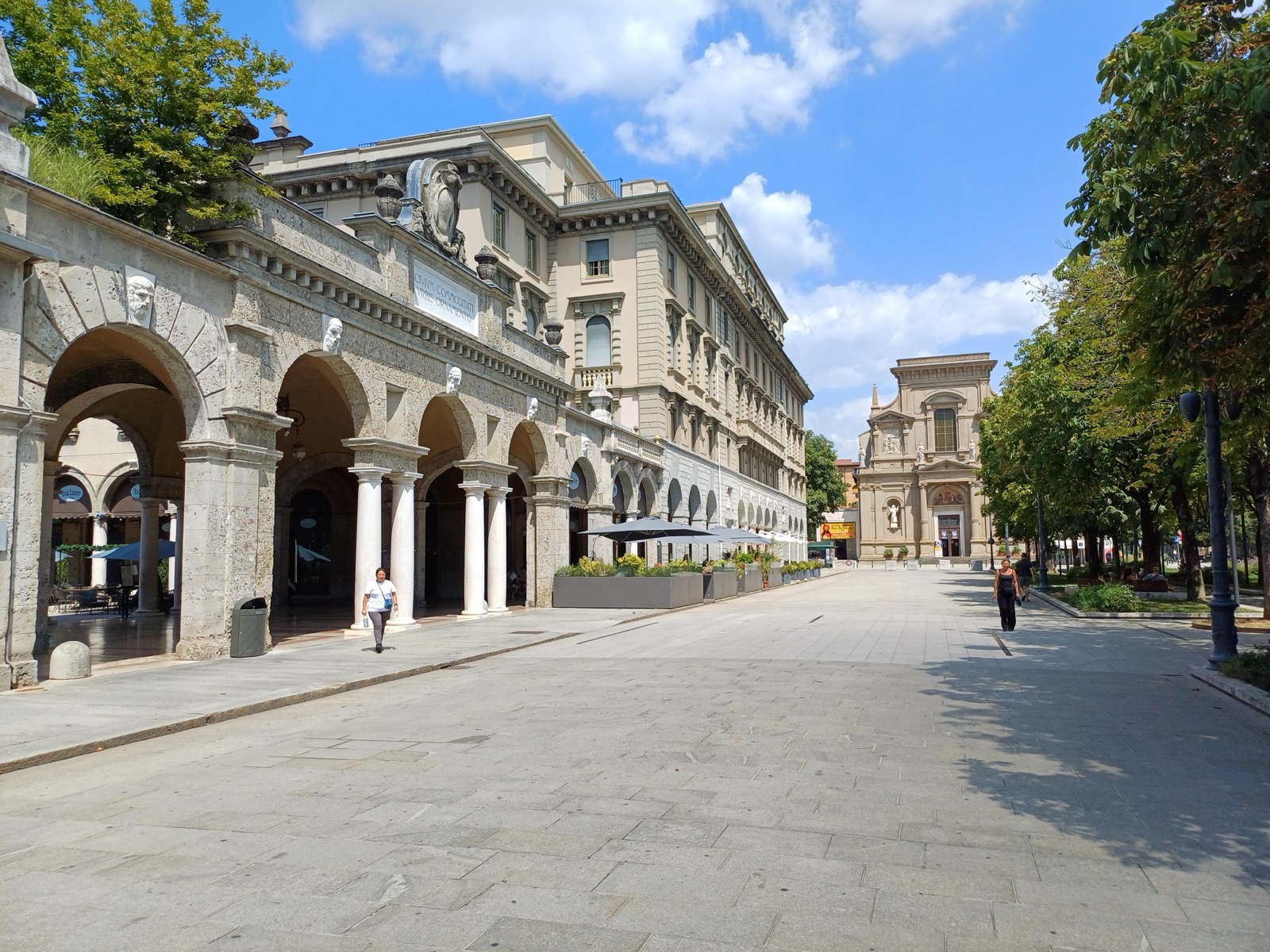 Il Sentierone di Bergamo con il porticato in una giornata di sole